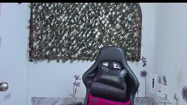 Snapshot of Luna021_1 chatting on 17, 10, 2025 Luna021 1 online show from 17, 10, 2025