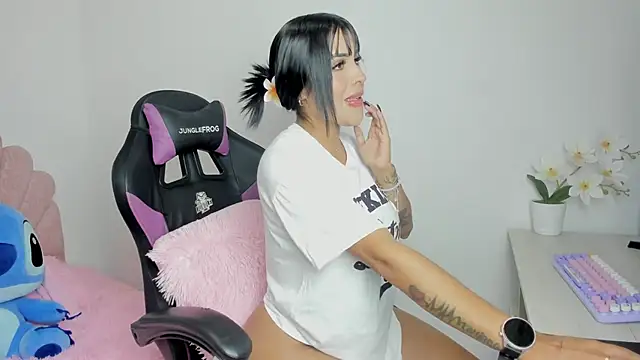 Snapshot of evelynrojas chatting on 25, 11, 2025 evelynrojas online show from 25, 11, 2025