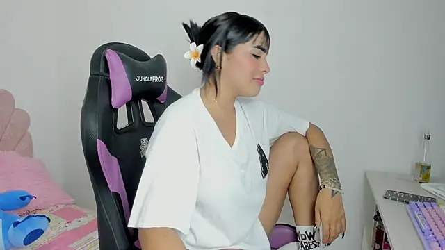 Snapshot of evelynrojas chatting on 28, 11, 2025 evelynrojas online show from 28, 11, 2025