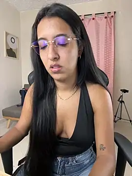 Snapshot of Valerygomez02 chatting on 11, 10, 2025 Valerygomez02 online show from 11, 10, 2025