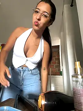 Snapshot of Valerygomez02 chatting on 17, 10, 2025 Valerygomez02 online show from 17, 10, 2025