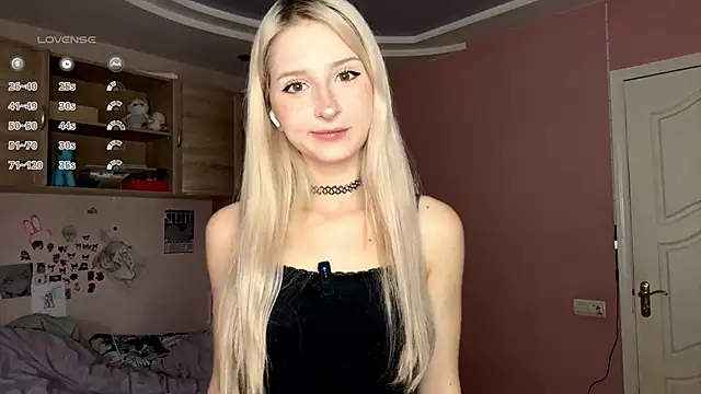 Snapshot of FridaAaberg chatting on 29, 10, 2025 FridaAaberg online show from 29, 10, 2025