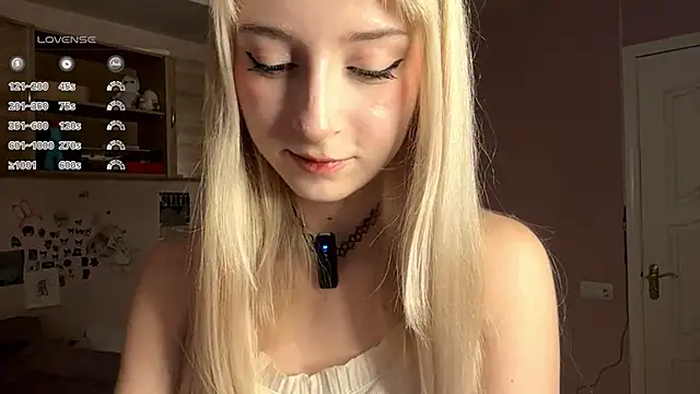 Snapshot of FridaAaberg chatting on 12, 11, 2025 FridaAaberg online show from 12, 11, 2025