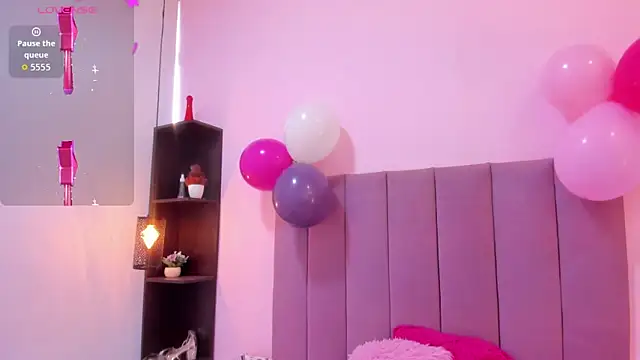 Snapshot of HoollyHendrix chatting on 5, 11, 2025 HoollyHendrix online show from 5, 11, 2025