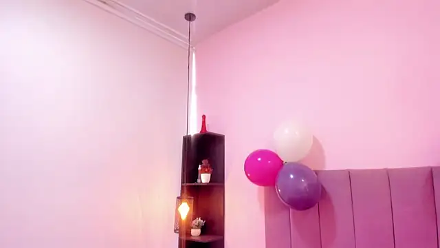 Snapshot of HoollyHendrix chatting on 8, 11, 2025 HoollyHendrix online show from 8, 11, 2025