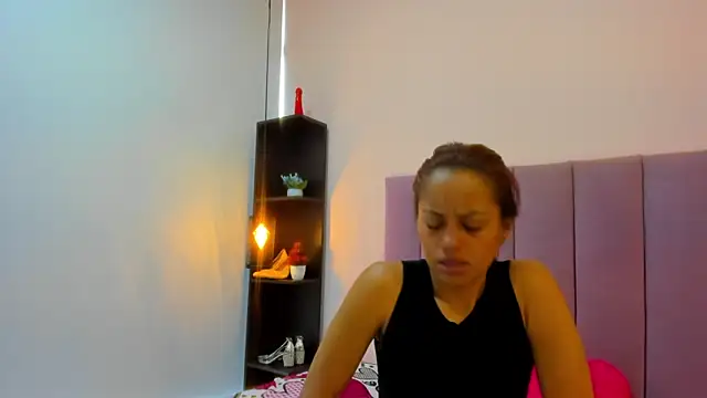 HoollyHendrix online show from 28, 11, 2025