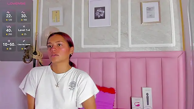 HoollyHendrix online show from 6, 2, 2026