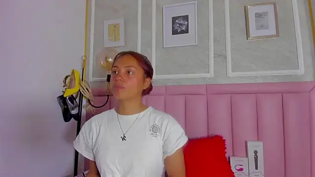 HoollyHendrix online show from 19, 2, 2026