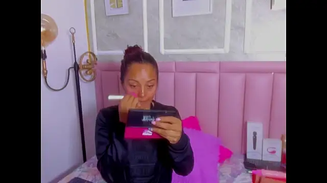 HoollyHendrix online show from 13, 3, 2026