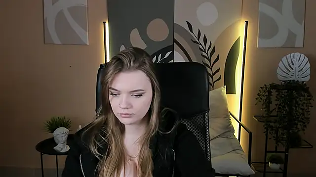 Snapshot of LisaMitchell chatting on 13, 10, 2025 LisaMitchell online show from 13, 10, 2025