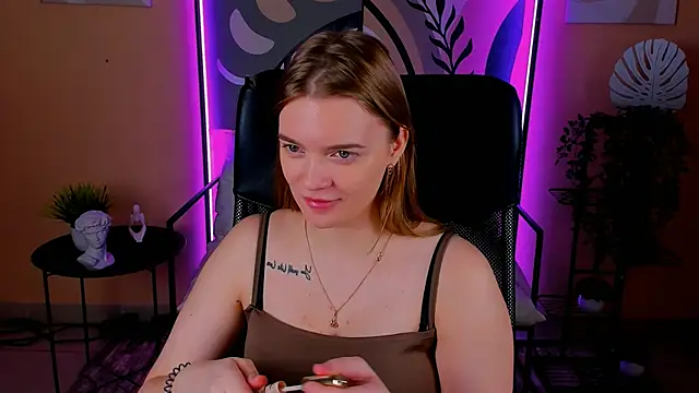 Snapshot of LisaMitchell chatting on 20, 10, 2025 LisaMitchell online show from 20, 10, 2025