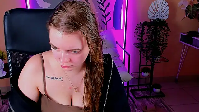 Snapshot of LisaMitchell chatting on 23, 10, 2025 LisaMitchell online show from 23, 10, 2025