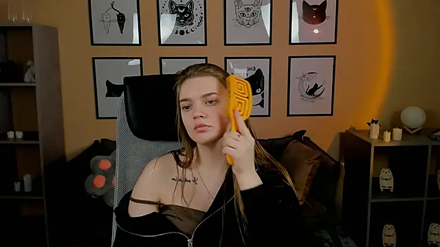 Snapshot of LisaMitchell chatting on 27, 10, 2025 LisaMitchell online show from 27, 10, 2025