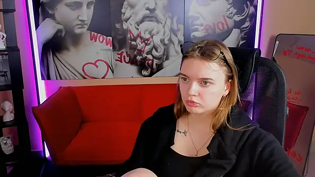 Snapshot of LisaMitchell chatting on 1, 11, 2025 LisaMitchell online show from 1, 11, 2025