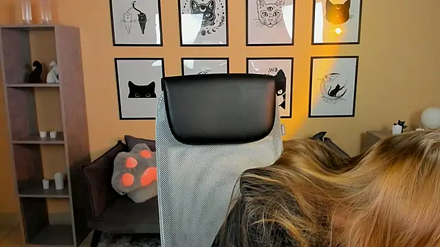 Snapshot of LisaMitchell chatting on 3, 11, 2025 LisaMitchell online show from 3, 11, 2025