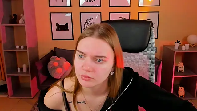 Snapshot of LisaMitchell chatting on 5, 11, 2025 LisaMitchell online show from 5, 11, 2025