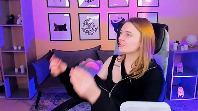 Snapshot of LisaMitchell chatting on 6, 11, 2025 LisaMitchell online show from 6, 11, 2025