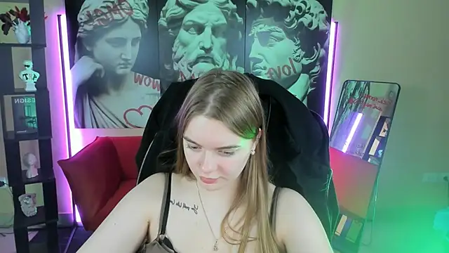 Snapshot of LisaMitchell chatting on 8, 11, 2025 LisaMitchell online show from 8, 11, 2025