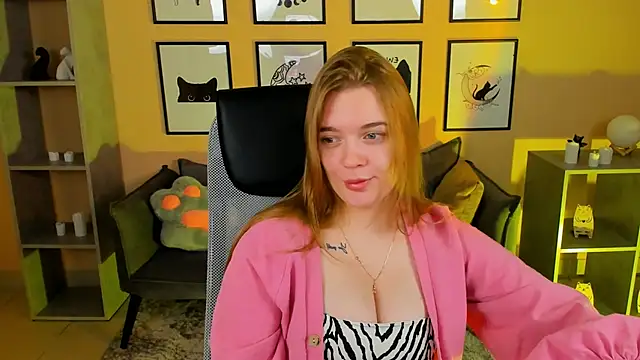 Snapshot of LisaMitchell chatting on 14, 11, 2025 LisaMitchell online show from 14, 11, 2025