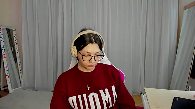 Snapshot of CarolKitty chatting on 4, 11, 2025 CarolKitty online show from 4, 11, 2025