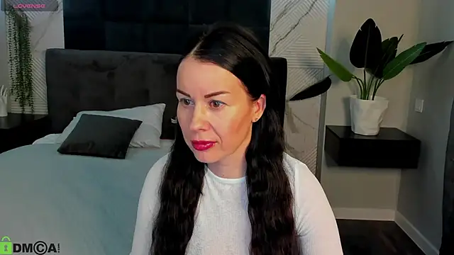 Stella Leon online show from 5, 10, 2025