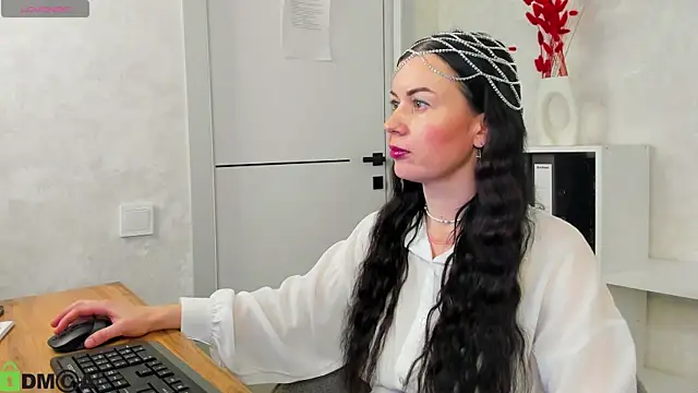 Stella Leon online show from 9, 10, 2025