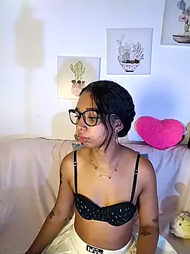 Snapshot of Suzanelee1 chatting on 26, 10, 2025 Suzanelee1 online show from 26, 10, 2025