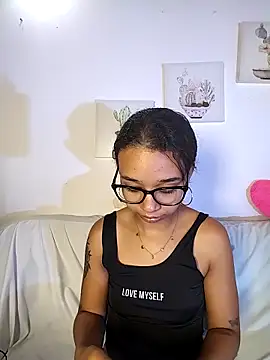 Snapshot of Suzanelee1 chatting on 6, 11, 2025 Suzanelee1 online show from 6, 11, 2025