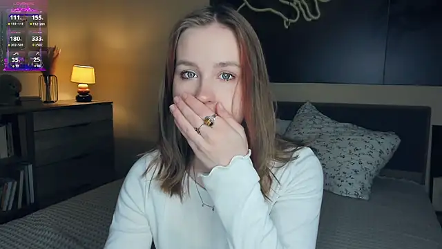 Snapshot of MaliaBourraine chatting on 13, 10, 2025 MaliaBourraine online show from 13, 10, 2025