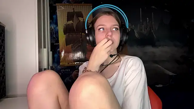 Snapshot of Elira_Breeze chatting on 14, 11, 2025 Elira Breeze online show from 14, 11, 2025