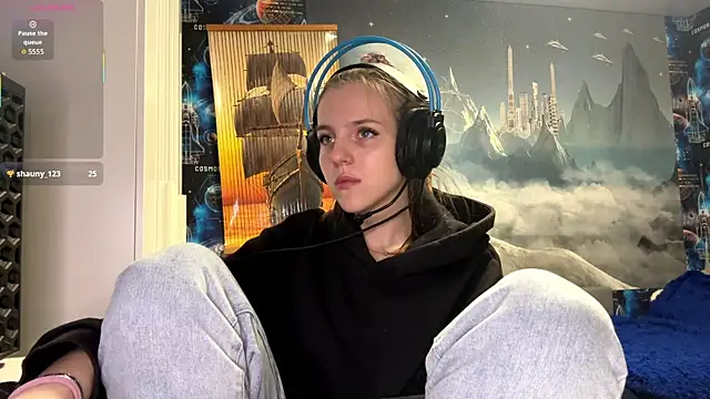 Snapshot of Elira_Breeze chatting on 18, 12, 2025 Elira Breeze online show from 18, 12, 2025