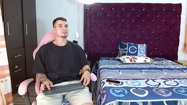 Snapshot of BooyHott_ chatting on 8, 11, 2025 BooyHott online show from 8, 11, 2025