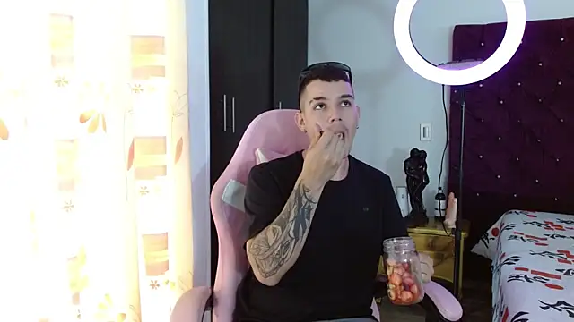 Snapshot of BooyHott_ chatting on 13, 11, 2025 BooyHott online show from 13, 11, 2025