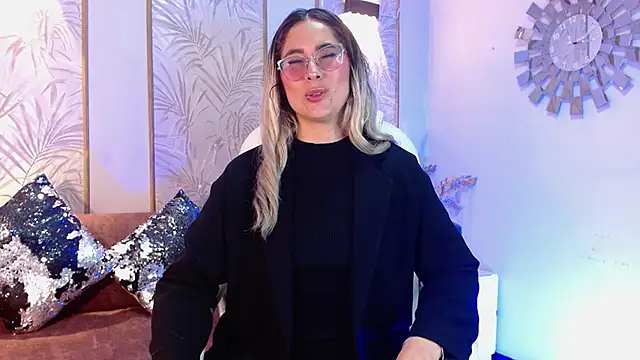 Snapshot of LunaaGrey_ chatting on 10, 10, 2025 LunaaGrey online show from 10, 10, 2025