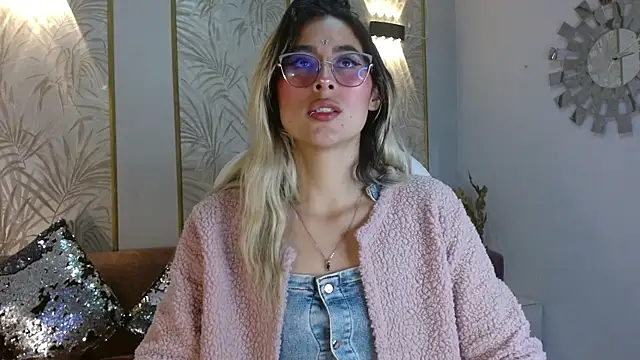 Snapshot of LunaaGrey_ chatting on 5, 11, 2025 LunaaGrey online show from 5, 11, 2025