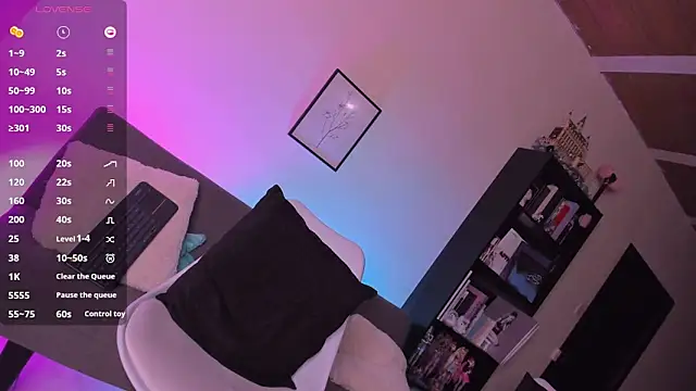 QueenAri  online show from 8, 10, 2025