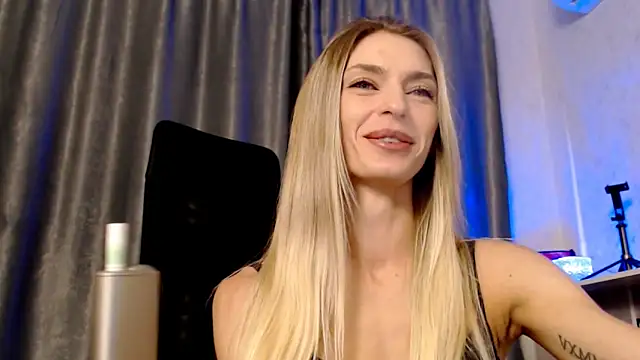 Snapshot of Mell_chik chatting on 4, 10, 2025 Mell chik online show from 4, 10, 2025