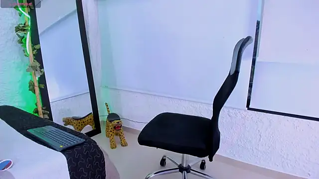 Snapshot of Rouse_Monroe chatting on 13, 2, 2026 Rouse Monroe online show from 13, 2, 2026