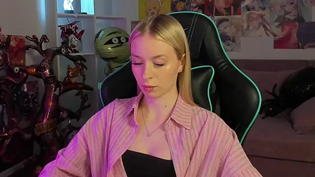 Snapshot of MiaGraces chatting on 4, 11, 2025 MiaGraces online show from 4, 11, 2025