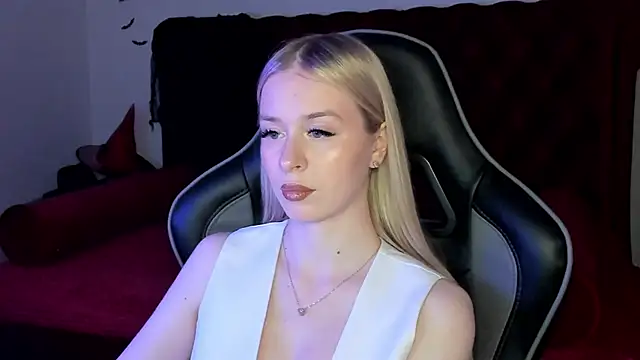 Snapshot of MiaGraces chatting on 6, 11, 2025 MiaGraces online show from 6, 11, 2025