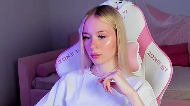 Snapshot of MiaGraces chatting on 17, 11, 2025 MiaGraces online show from 17, 11, 2025