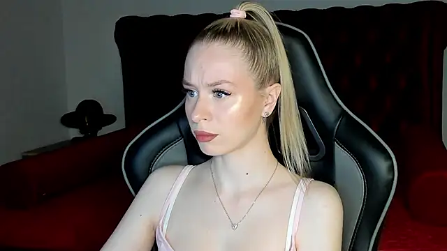 Snapshot of MiaGraces chatting on 21, 11, 2025 MiaGraces online show from 21, 11, 2025