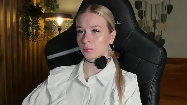 Snapshot of MiaGraces chatting on 30, 11, 2025 MiaGraces online show from 30, 11, 2025