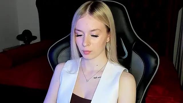 Snapshot of MiaGraces chatting on 1, 12, 2025 MiaGraces online show from 1, 12, 2025