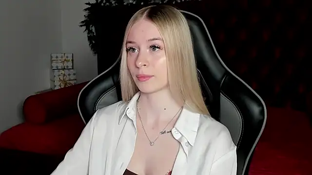 Snapshot of MiaGraces chatting on 15, 12, 2025 MiaGraces online show from 15, 12, 2025