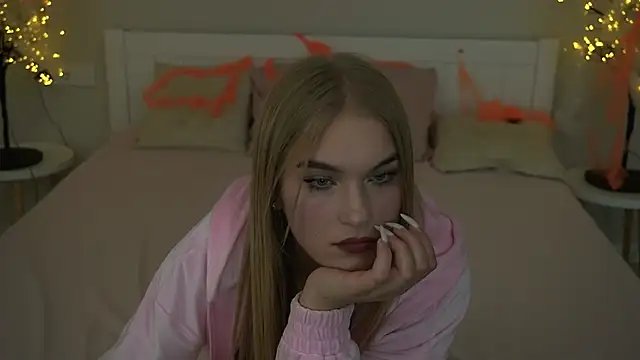 Snapshot of AlinaLiii chatting on 28, 10, 2025 AlinaLiii online show from 28, 10, 2025