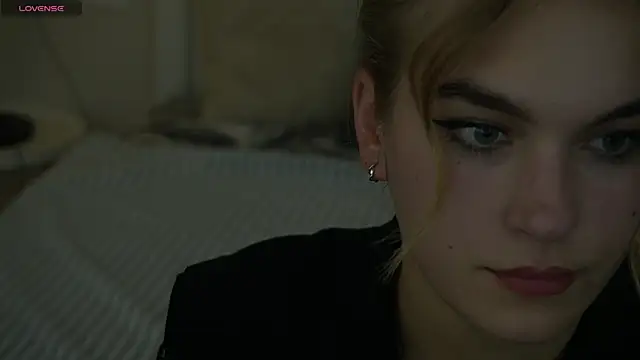 Snapshot of AlinaLiii chatting on 11, 11, 2025 AlinaLiii online show from 11, 11, 2025