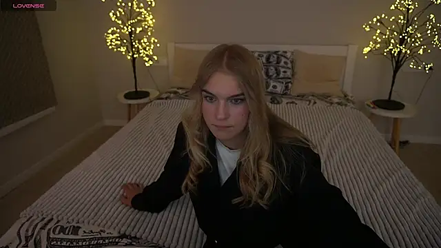 Snapshot of AlinaLiii chatting on 22, 11, 2025 AlinaLiii online show from 22, 11, 2025