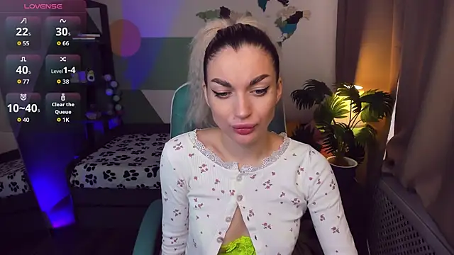 Snapshot of Alice_Cutieee chatting on 6, 10, 2025 Alice Cutieee online show from 6, 10, 2025