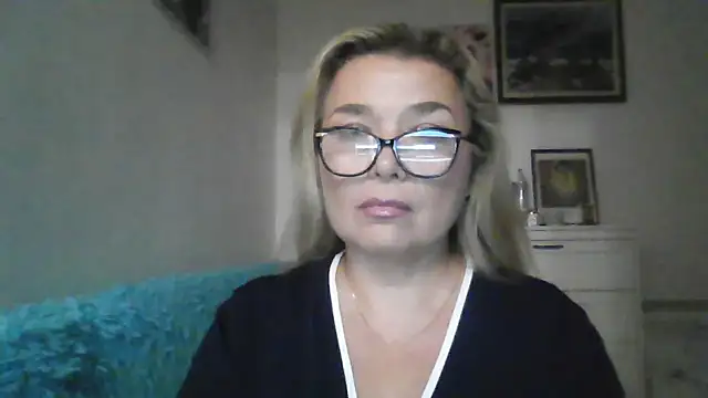 Snapshot of Myrienna chatting on 1, 10, 2025 Myrienna online show from 1, 10, 2025